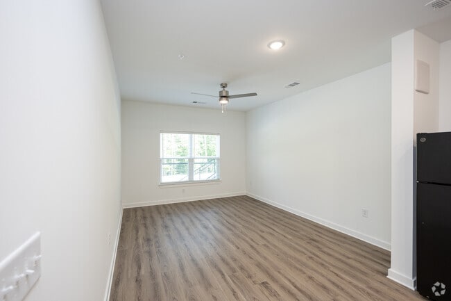 2BR, 1BA - 858SF - Living Room - Aurora