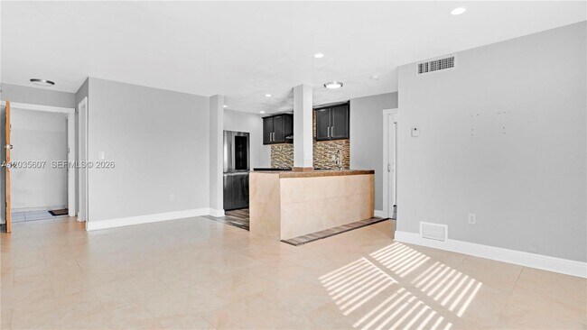 Foto del edificio - 7925 Carlyle Ave
