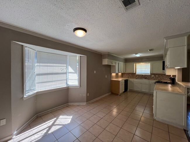 Building Photo - Shadow Bluff