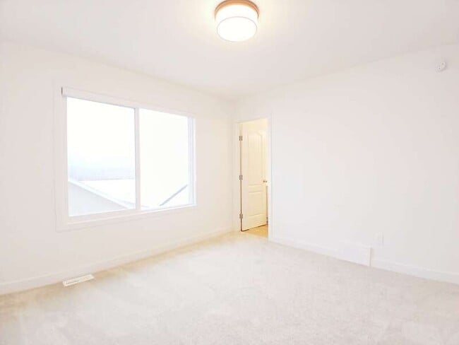 Photo du bâtiment - 1942-1209 209 St NW