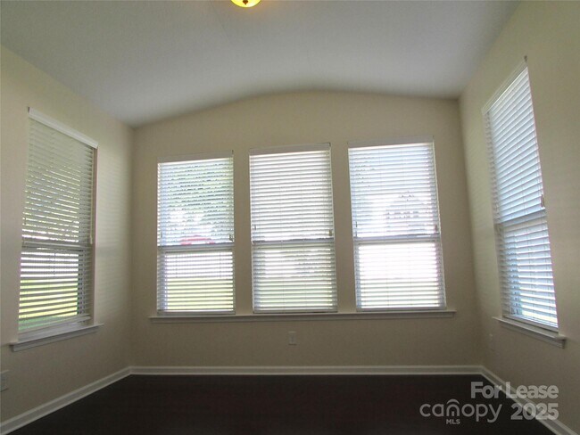 Foto del edificio - 180 Silverspring Pl