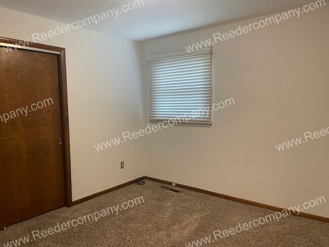 Building Photo - Remodeled 3 bedroom blocks from Munster Mi...