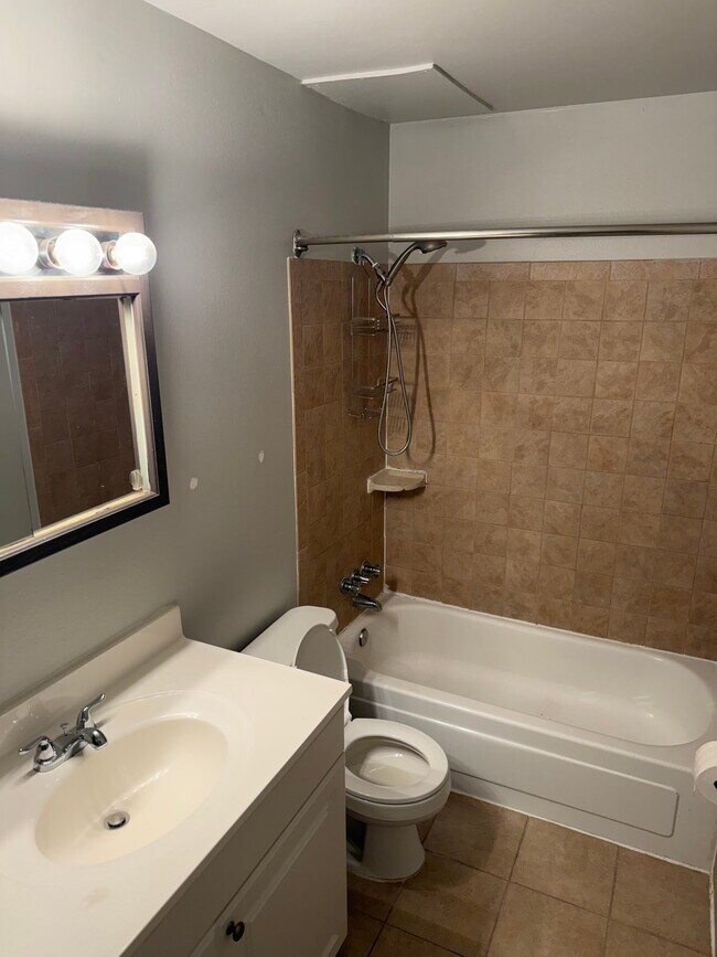 Foto del edificio - 2605 N Frederick Ave