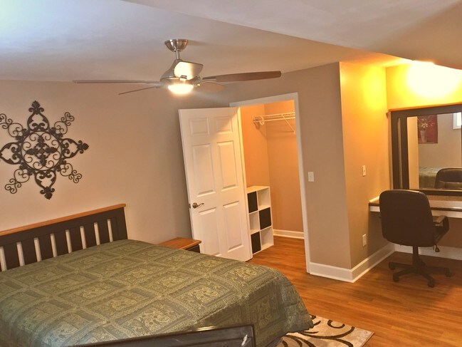 Large Closet - 6016 Wintergreen Dr