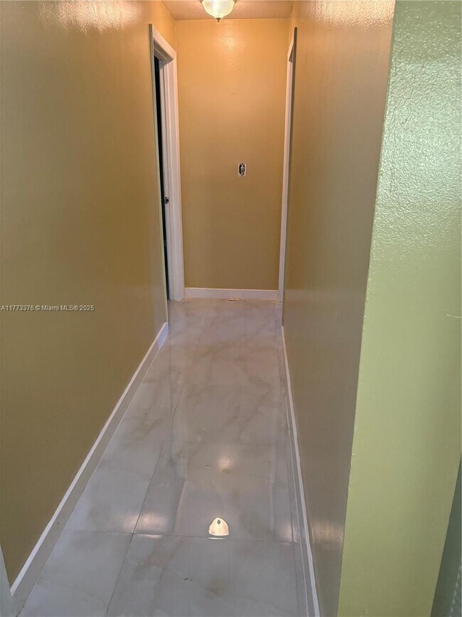 Foto del edificio - 1345 NE 117th Terrace
