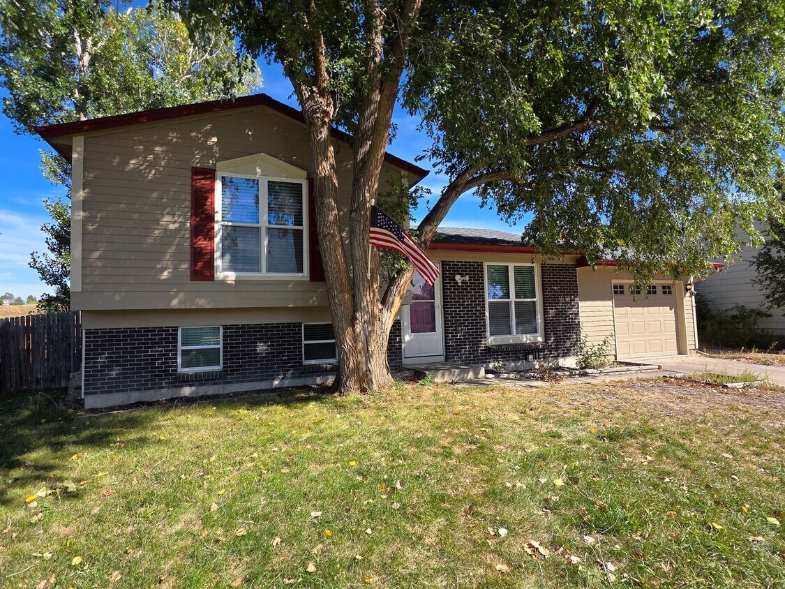 Primary Photo - 3 Bedroom 2 Bathroom House With Huge Backy...