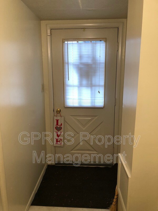 Building Photo - 319 Garden Hill Dr
