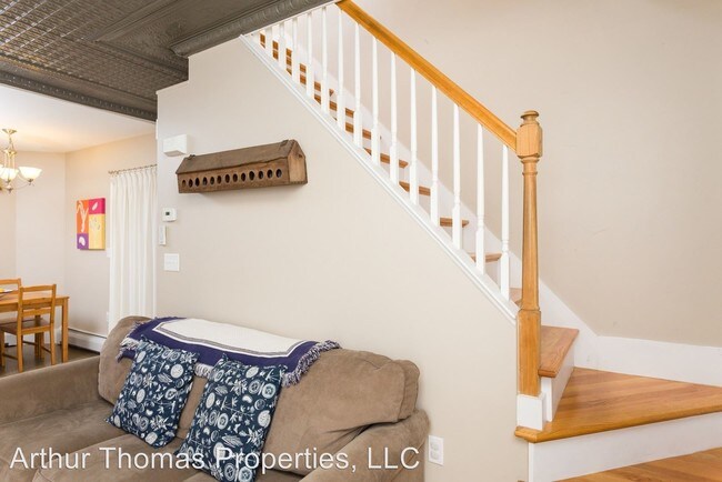 Building Photo - 2 br, 1.5 bath House - 432 Spruce St. Unit 2