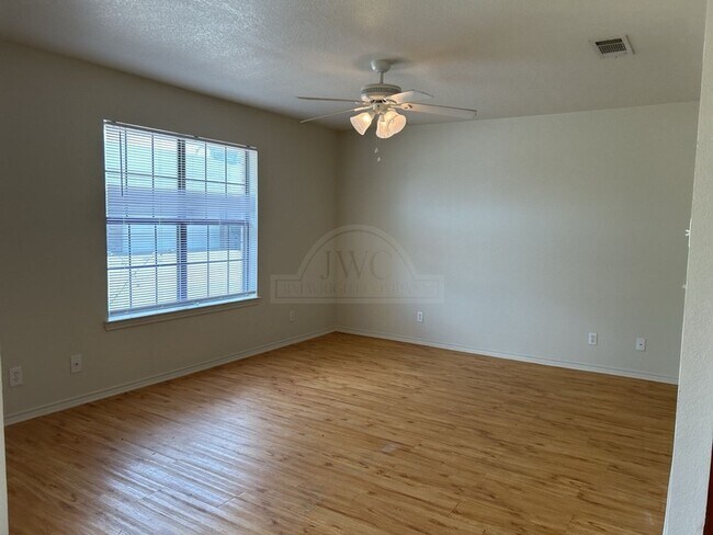 Foto del edificio - 914 McDaniel Cir