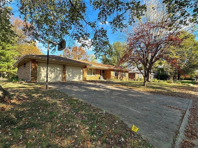 Building Photo - 113 Warrensburg Dr