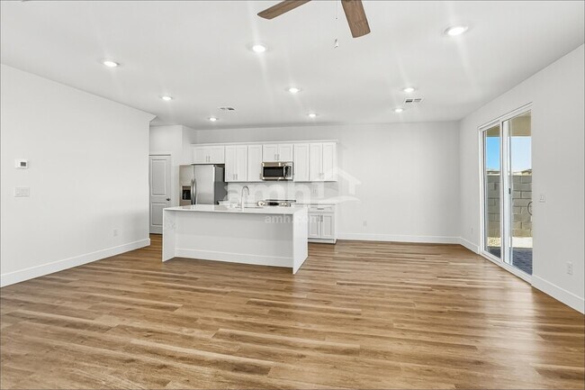 Foto del edificio - 8751 N Begonia Ct