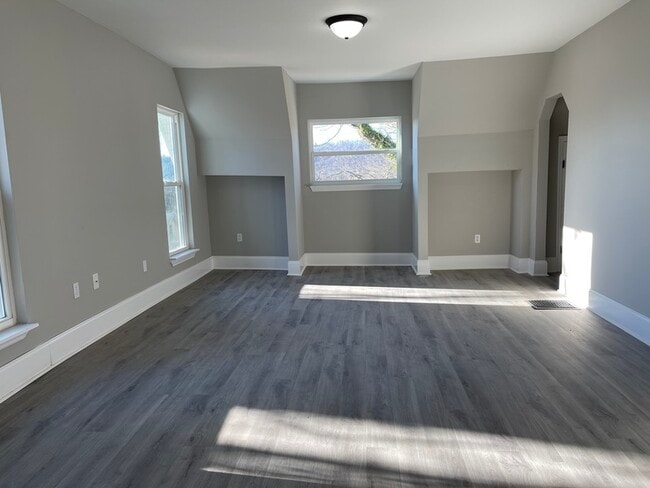 Building Photo - 202 E Columbia Ave