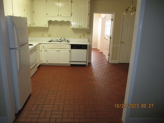 Building Photo - Bedford Ct., 2228-B