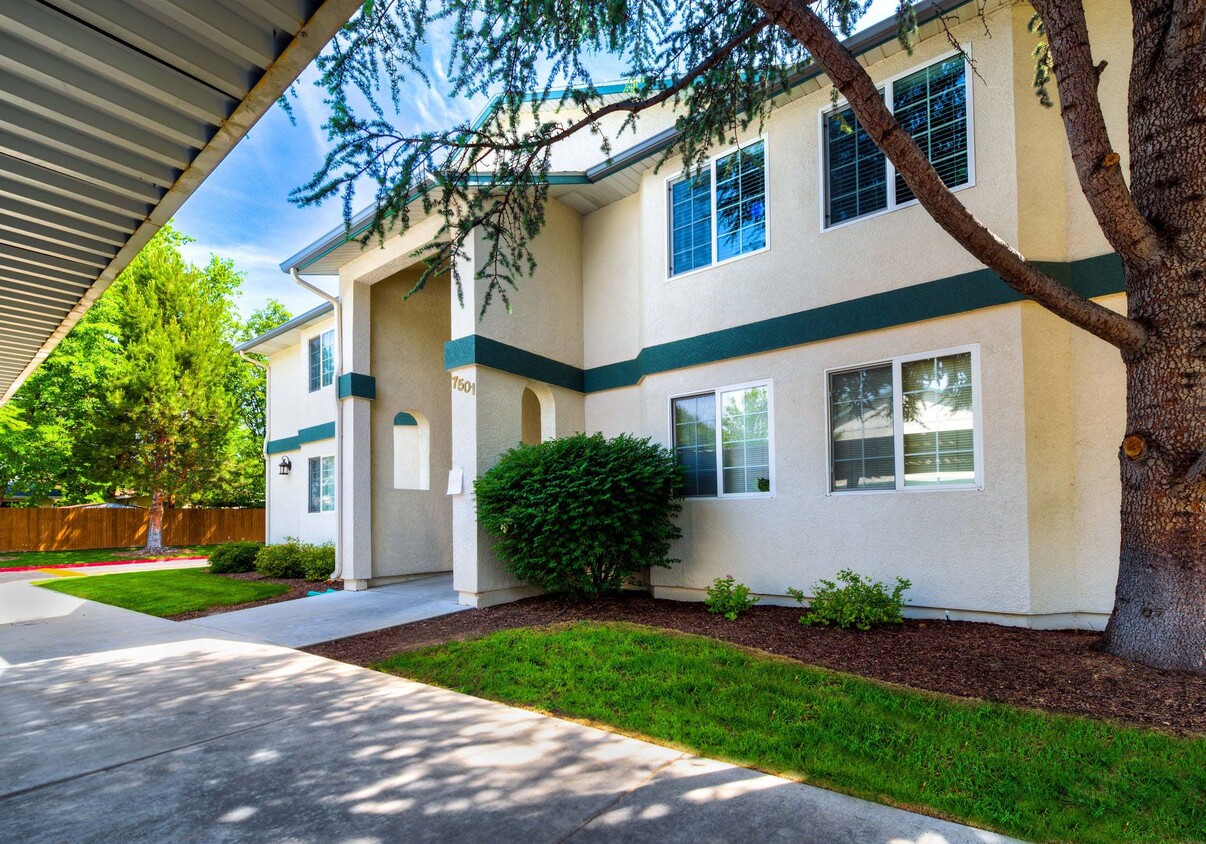 Building Photo - 7585 W Florence Ln