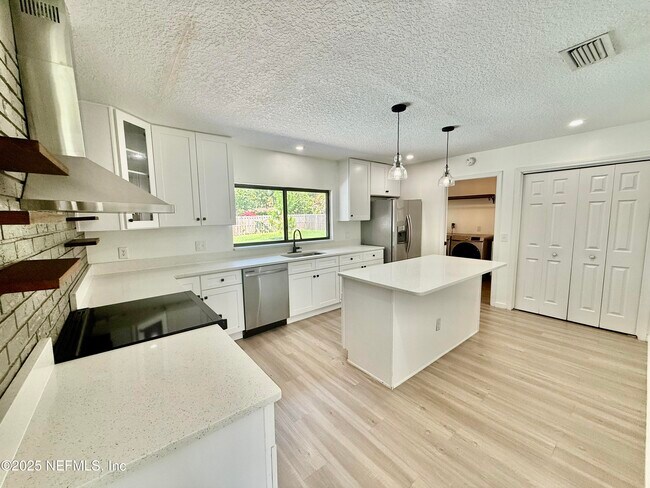 Building Photo - 366 Perthshire Dr