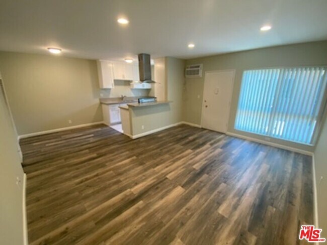 Foto del edificio - 7925 Vineland Ave