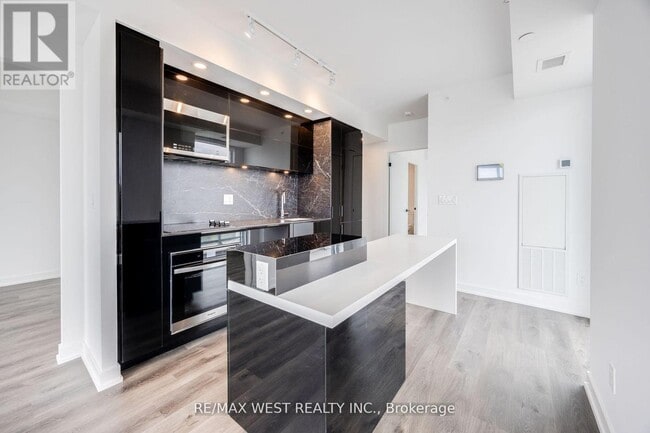 Building Photo - 370 Martha St