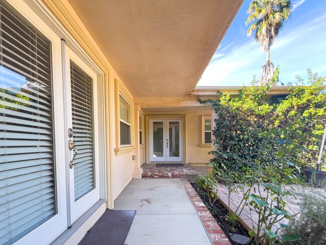 Building Photo - 15424 Camarillo St