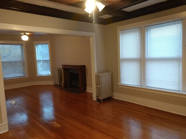 Building Photo - 1756 W Sunnyside Ave