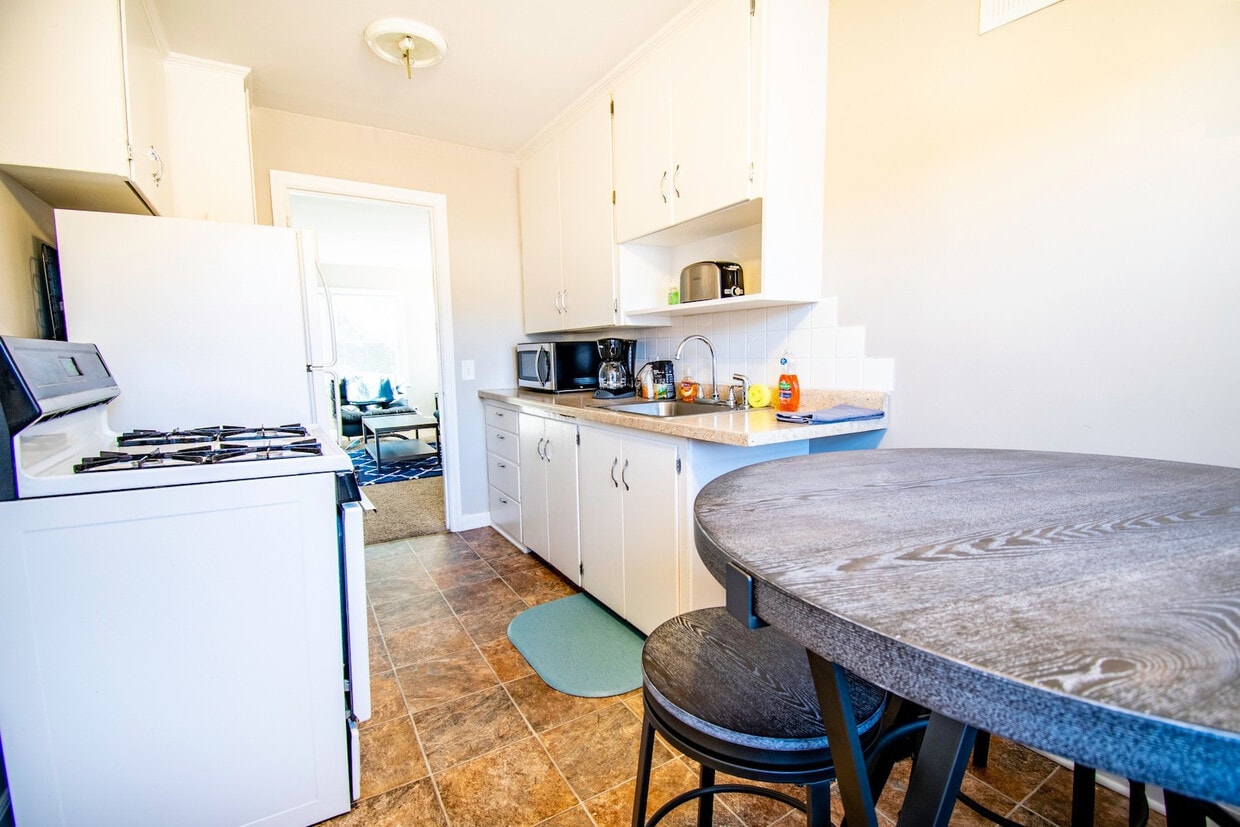 Dundee Village Rentals (820 N 46th St) - Dundee Village Rentals (820 N 46th St)