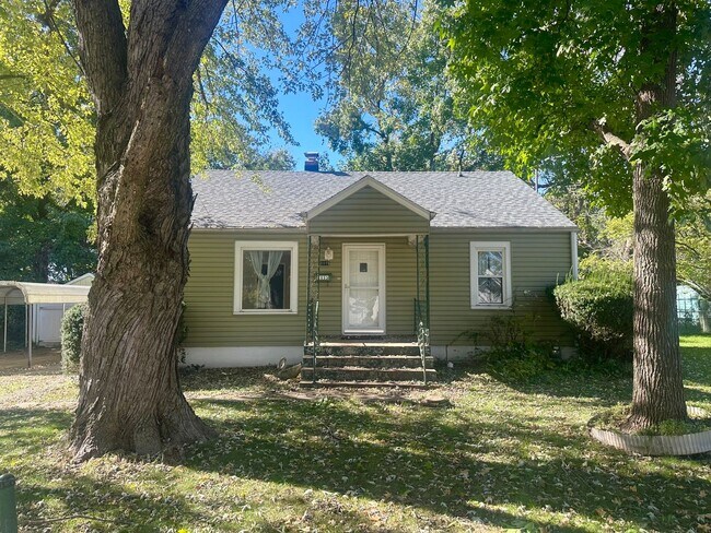 Building Photo - Great Location! 2-Bed, 1-Bath Home with Large Yard