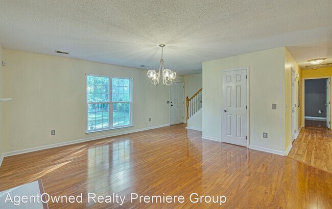 Building Photo - 4 br, 2.5 bath House - 107 Sycamore Dr.