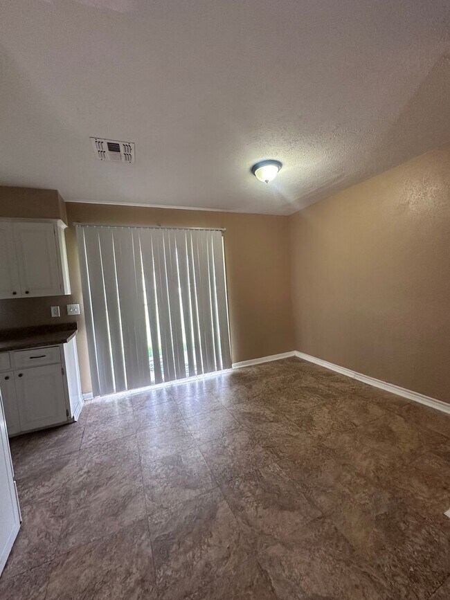 Foto del edificio - Charming 3-Bedroom Home with Private Backyard Oasis