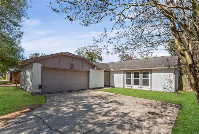 Foto del edificio - 2808 Pinewood Dr