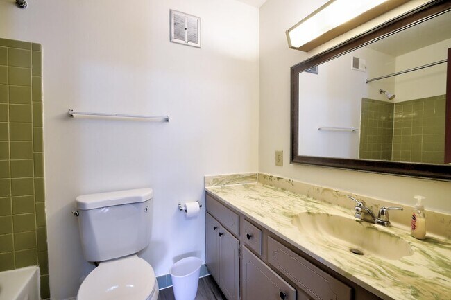 Foto del edificio - 7641 N 60th St