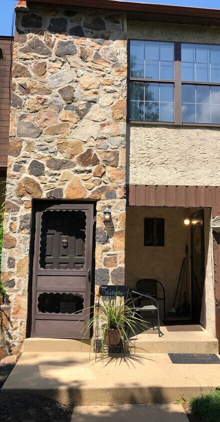 Main door - 195 Stirling Ct