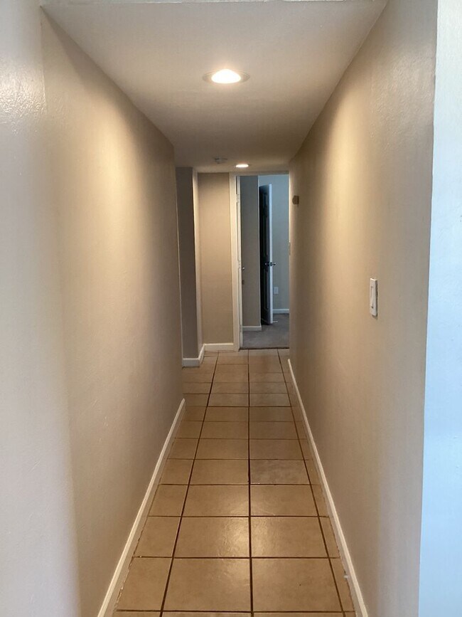 Building Photo - Cute 3 Bedroom, 1 Bath Home Near Downtown ...