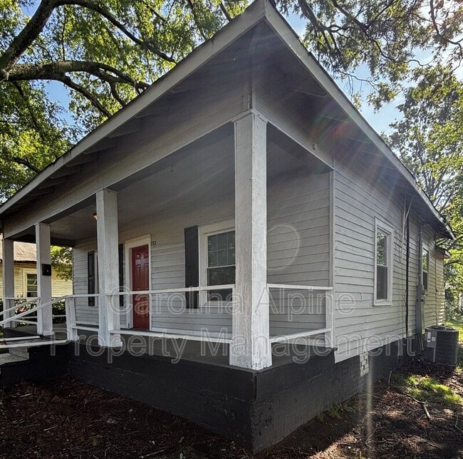 Building Photo - 713 Smith St