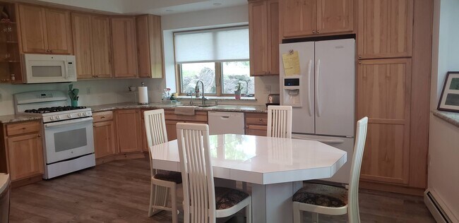 Building Photo - 10 Andrew Dr