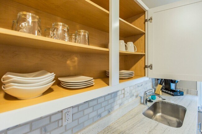 Building Photo - COMPLETELY UPDATED ROYAL OAK UNIT