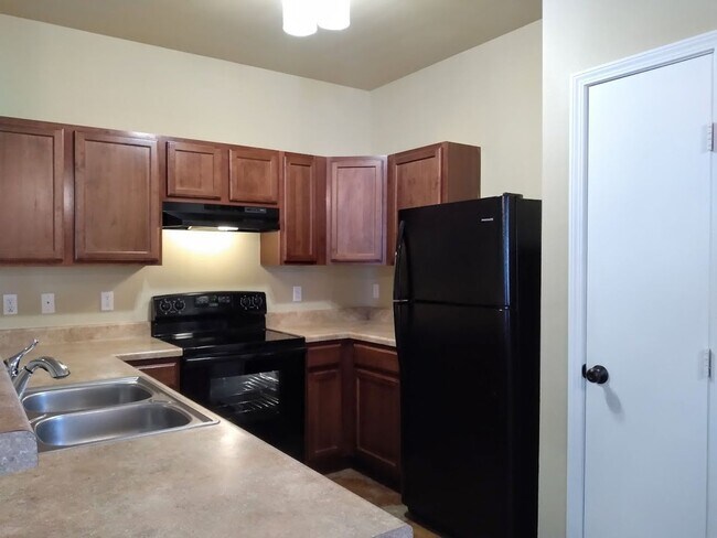 Building Photo - MUST SEE! 3 Bedroom 2.5 Bath Townhome in C...