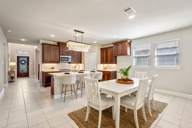 Building Photo - 16719 Highland Country Dr