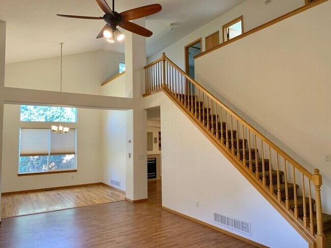 Foto del edificio - Gorgeous 5 Bedroom 3.5 Bath House with 3 c...