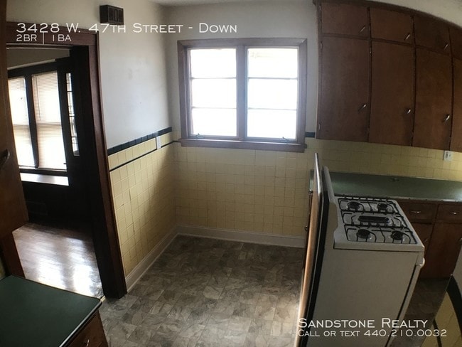 Foto del edificio - Shared garage and driveway