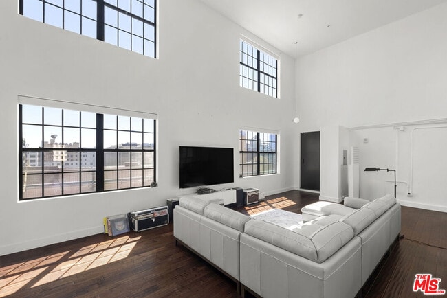 Foto del edificio - 746 S Los Angeles St