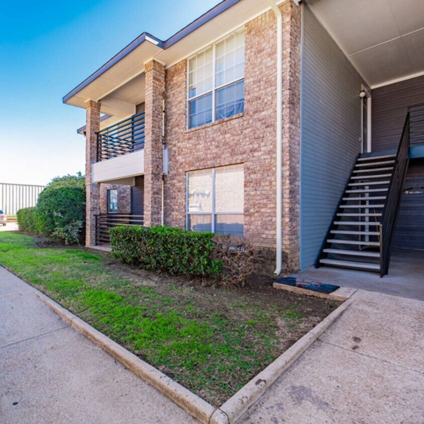 Building Photo - Newly Renovated 1/1 Apartment in the Heart of Midlothian - APPLY TODAY!