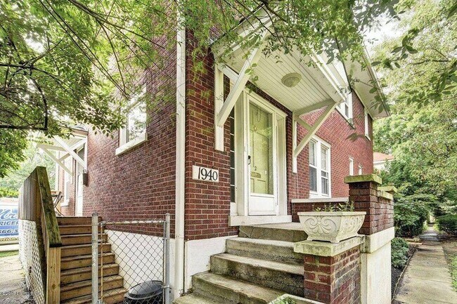 Building Photo - 1940 Maplewood Plz