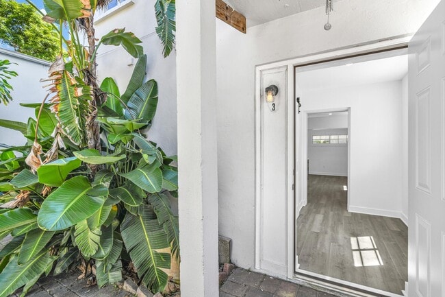 Building Photo - 818 N Dixie Hwy