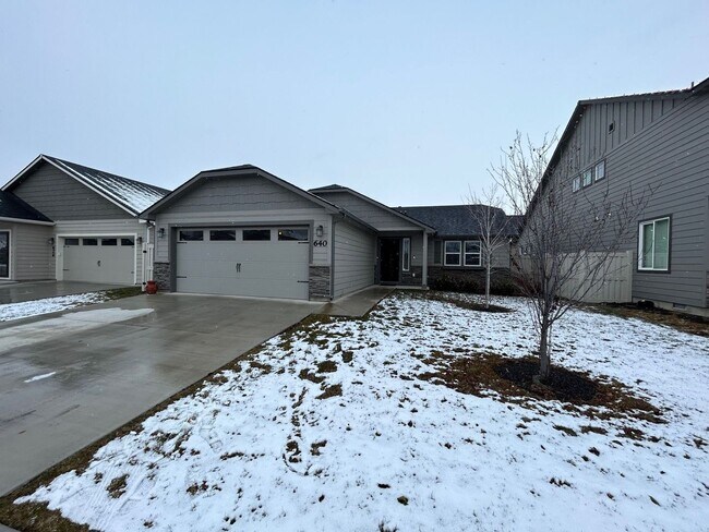 Foto del edificio - 640 Diamond Lake St