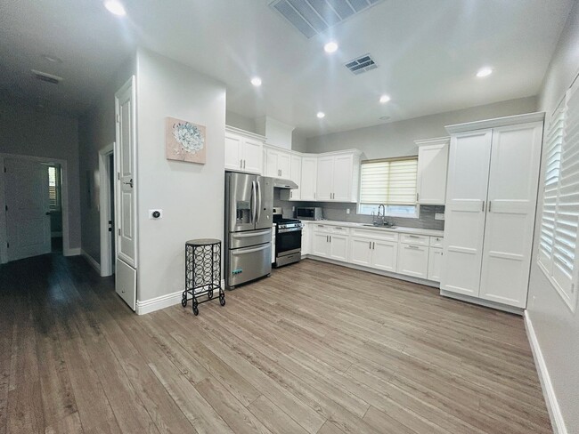 Building Photo - Charming 2 Bed / 2 Bath ADU for Rent – Prime Anaheim Location!