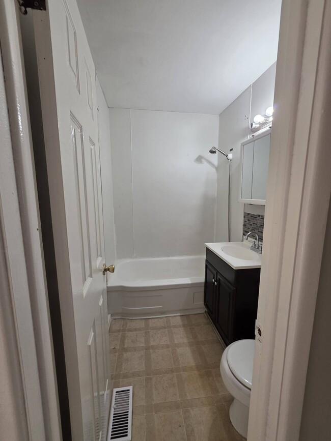 Foto del edificio - 1945 S Battin St