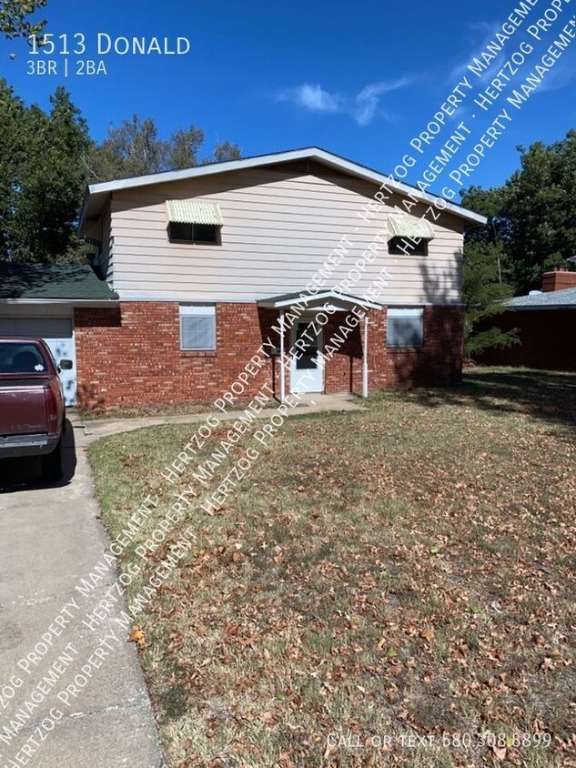 Primary Photo - Large 3 Bedroom Home