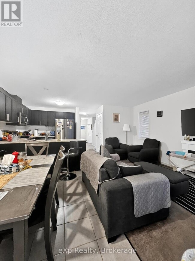 Photo du bâtiment - 135 Hardcastle Dr