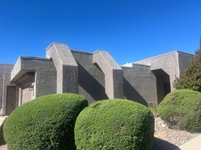 Building Photo - 5565 N Sapphire Dr