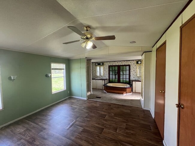 Building Photo - 3 Bedroom 2 Bathroom Mobile Home in Moss B...