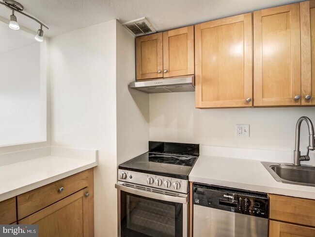 Building Photo - 2059 Huntington Ave